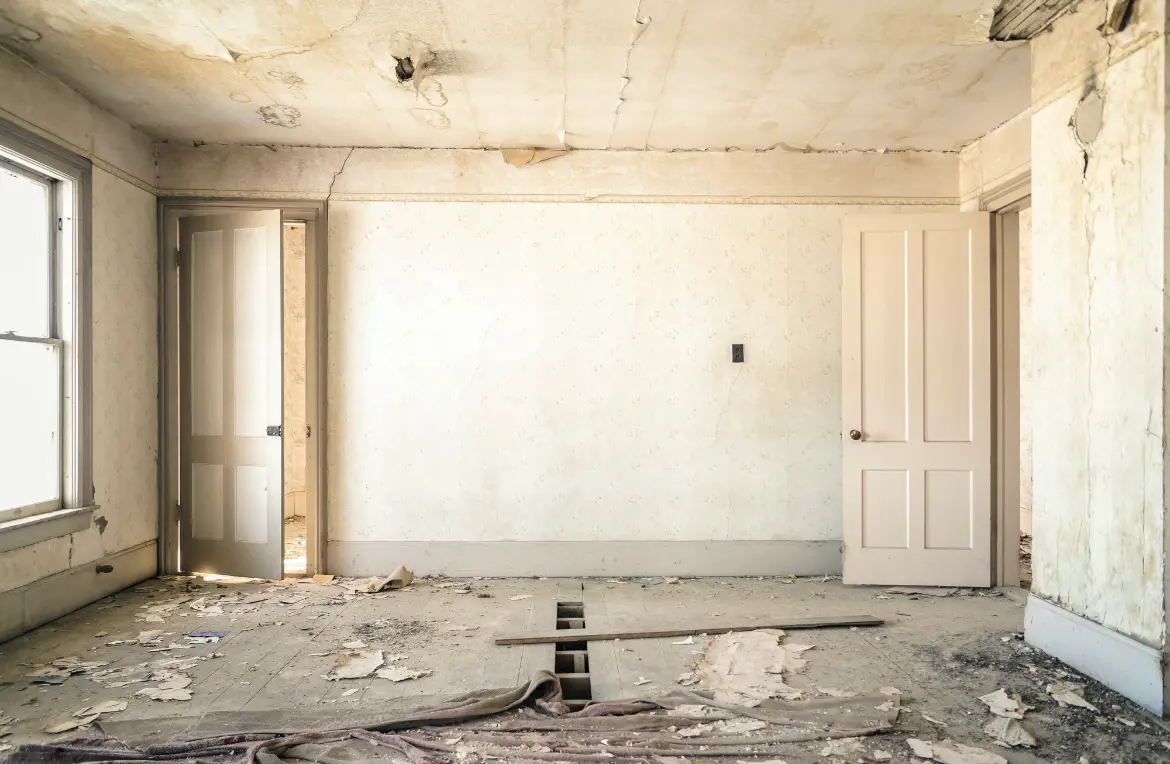 Waste disposal crew managing a cleanout project in Luling